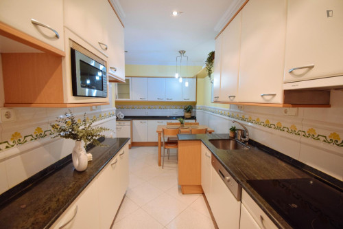 Single bedroom, with balcony, in 4-bedroom apartment - Gallery - 5