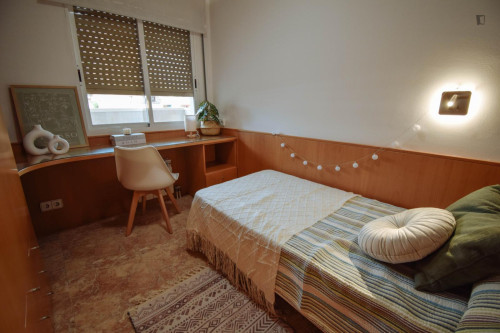 Single bedroom, with balcony, in 4-bedroom apartment
