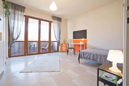 Room in Via Salvatore Sassi, Lecco for 140 m² with 5 bedrooms