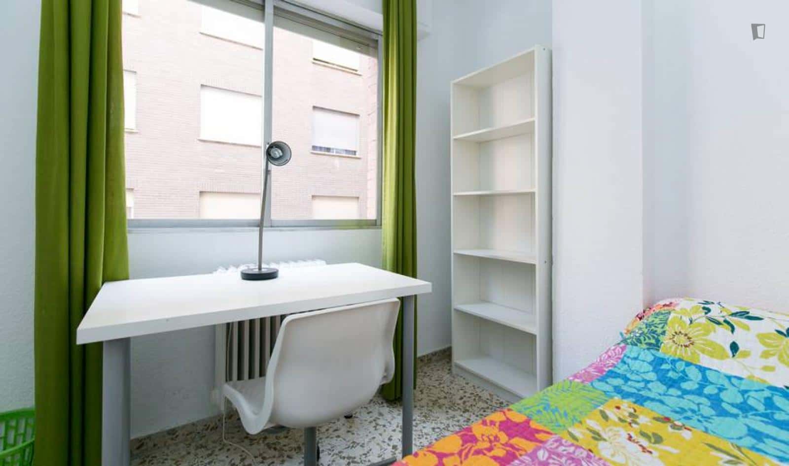 Room In Calle Pedro Antonio De Alarcón, Granada For 120 M² With 5 Bedrooms - 1