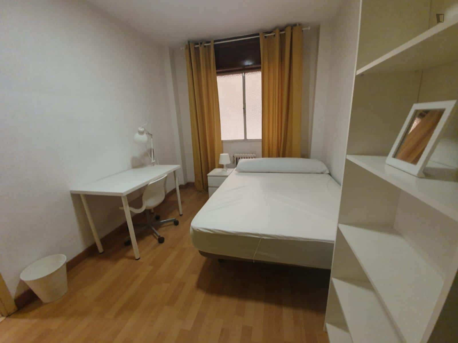 Room In Calle Pedro Antonio De Alarcón, Granada With 5 Bedrooms - 1