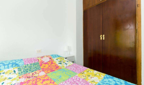 Room in Calle Pedro Antonio de Alarcón, Granada for 130 m² with 5 bedrooms