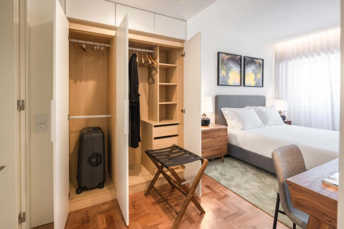 Apartamento T2 nas Avenidas Novas – Conforto Sofisticado e com Serviços 4C