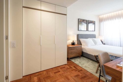 Apartamento T2 nas Avenidas Novas – Conforto Sofisticado e com Serviços 4C