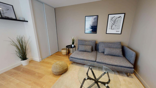 Room in Rue Edouard Branly, Bron for 75 m² with 5 bedrooms