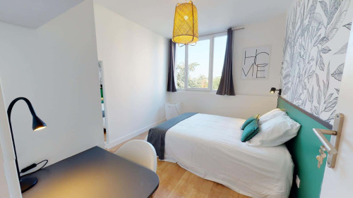 Room in Rue Edouard Branly, Bron for 75 m² with 5 bedrooms