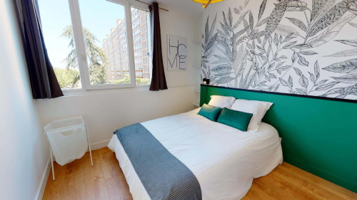 Room in Rue Edouard Branly, Bron for 75 m² with 5 bedrooms