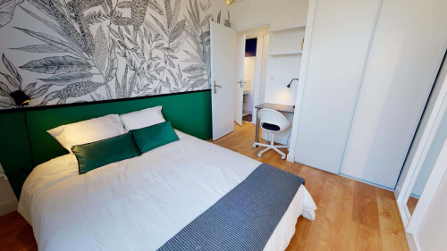 Room in Rue Edouard Branly, Bron for 75 m² with 5 bedrooms