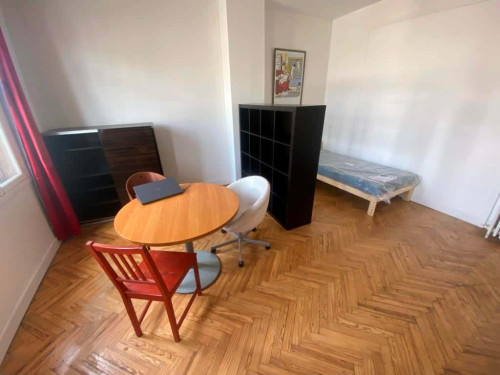 Room in Boulevard George V, Talence for 111 m² with 5 bedrooms