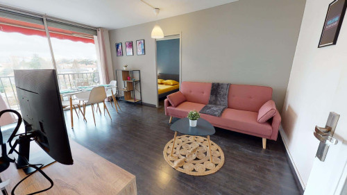 Room in Rue des Essarts, Bron for 77 m² with 4 bedrooms