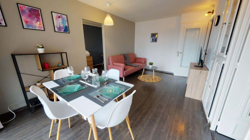 Room in Rue des Essarts, Bron for 77 m² with 4 bedrooms - Gallery - 5