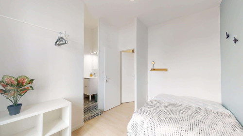 Room in Rue Manescau, Pau for 96 m² with 5 bedrooms