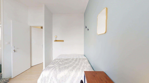 Room in Rue Manescau, Pau for 96 m² with 5 bedrooms