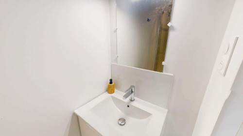 Room in Rue Manescau, Pau for 96 m² with 5 bedrooms