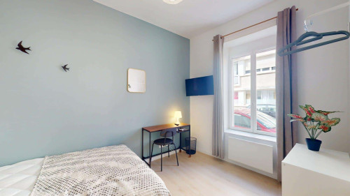 Room in Rue Manescau, Pau for 96 m² with 5 bedrooms