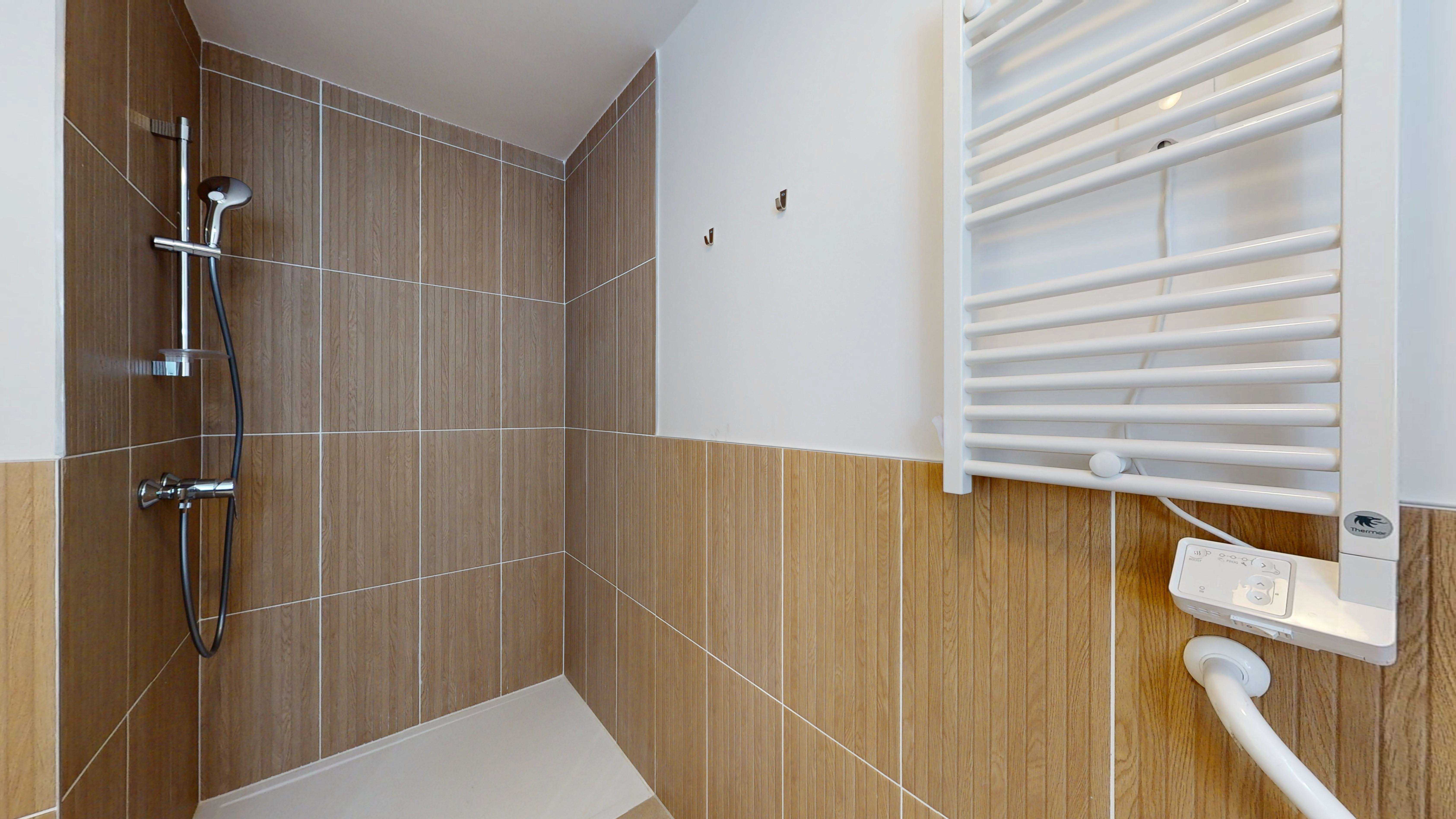 Room 003 - 1