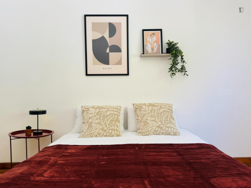 Spacious Double Bedroom close to University of Coimbra