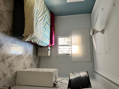 Double bedroom in 6-bedroom apartment