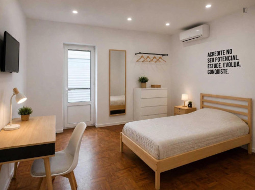 Fascinating Single Bedroom close to University of Évora