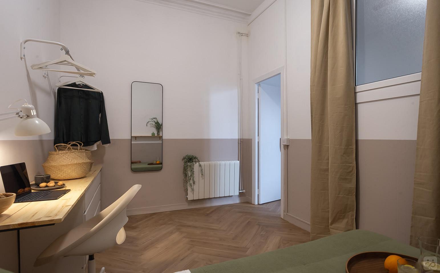 Interior-Facing Double Room With A Large Desk (Soho 1) - 4