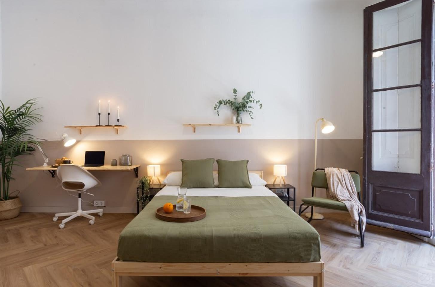 Large Double Room With Balcony And 55-Inch TV(Soho 2) - 8