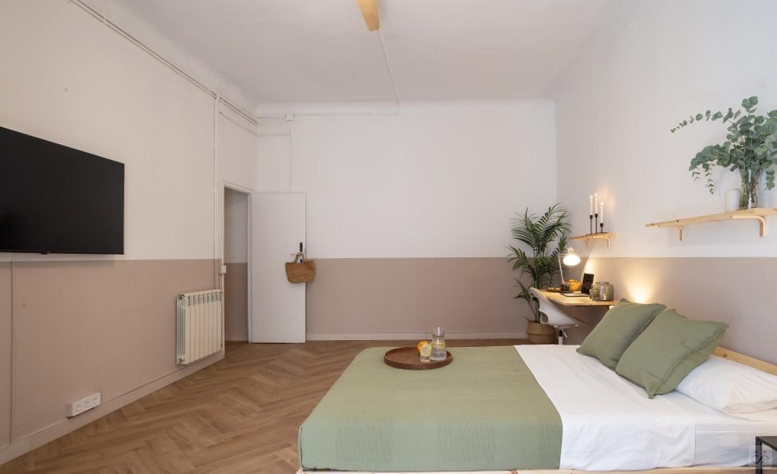Large Double Room With Balcony And 55-Inch TV(Soho 2) - 9