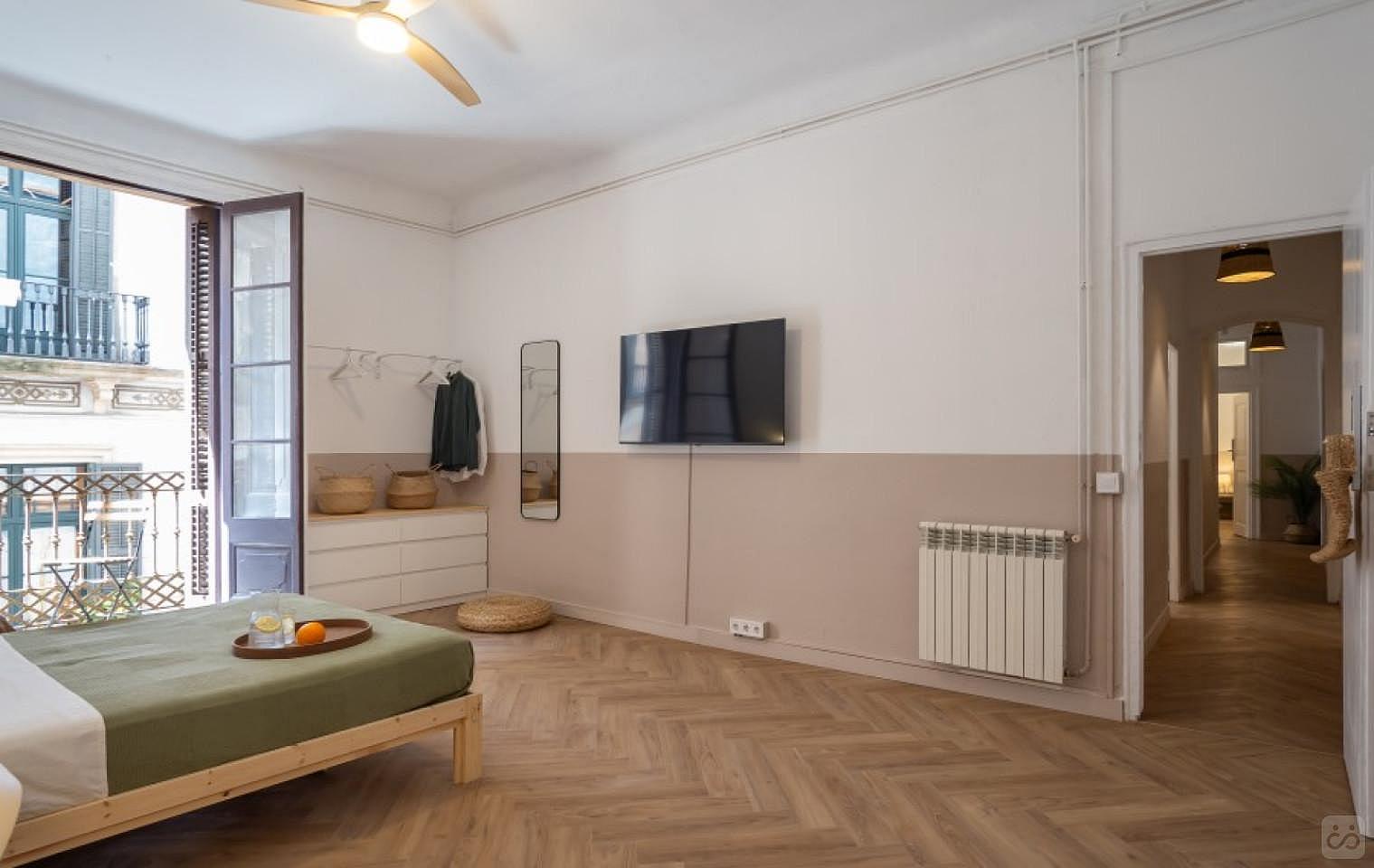 Large Double Room With Balcony And 55-Inch TV(Soho 2) - 7