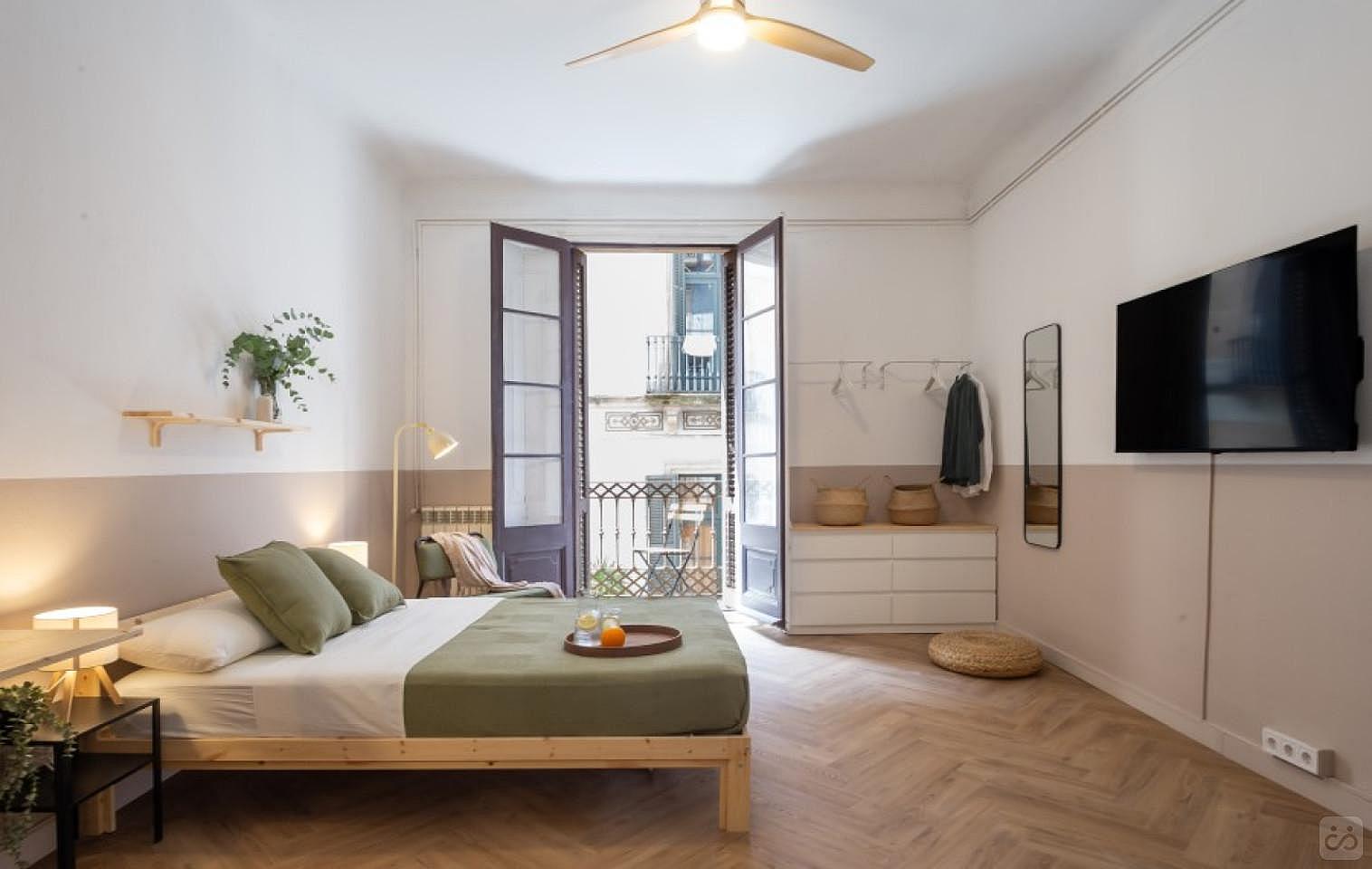 Large Double Room With Balcony And 55-Inch TV(Soho 2) - 6