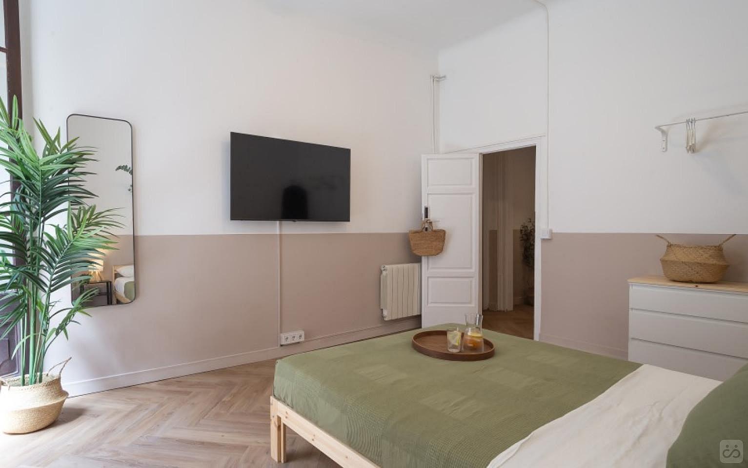Bright Double Room With Balcony And 55-Inch TV (Soho 3) - 8