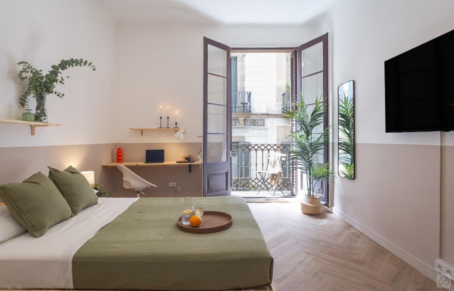 Bright Double Room With Balcony And 55-Inch TV (Soho 3) - 3
