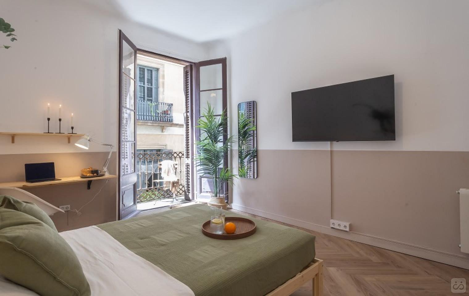 Bright Double Room With Balcony And 55-Inch TV (Soho 3) - 6