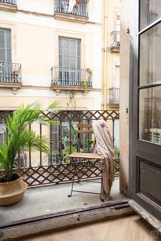 Spacious Double Room With Balcony And 55-Inch TV (Soho 4) - 7