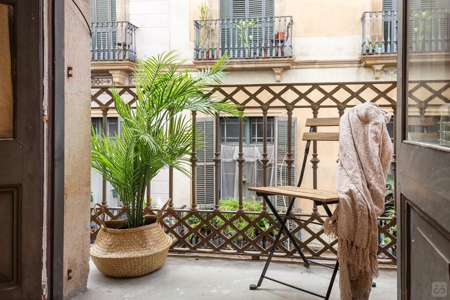Spacious Double Room With Balcony And 55-Inch TV (Soho 4) - 8