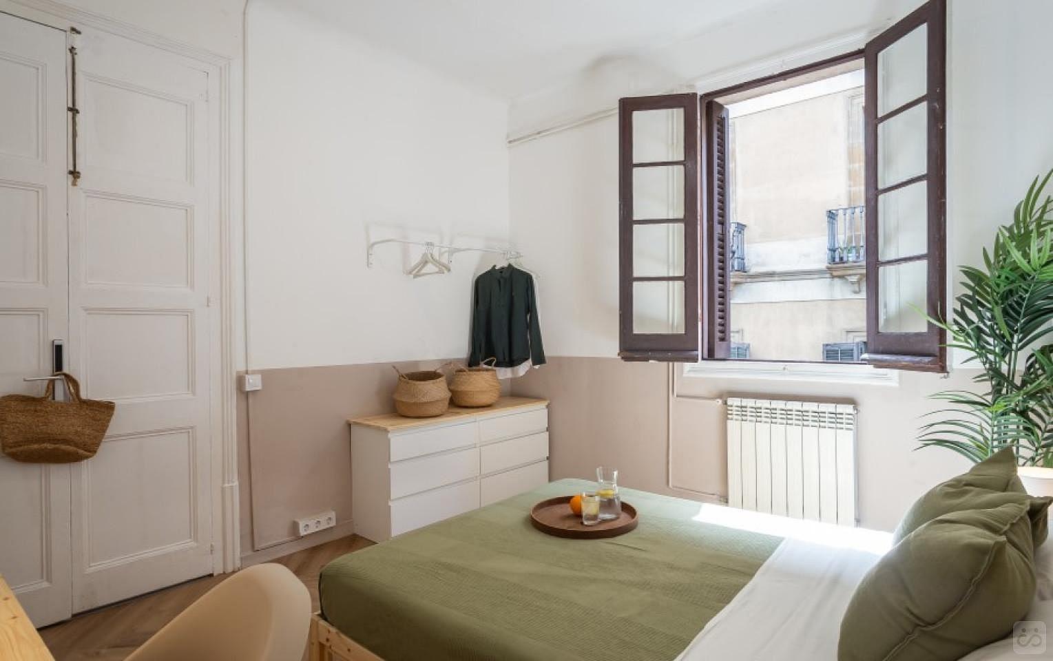 Exterior-Facing Double Room With A Large Window (Soho 5) - 10