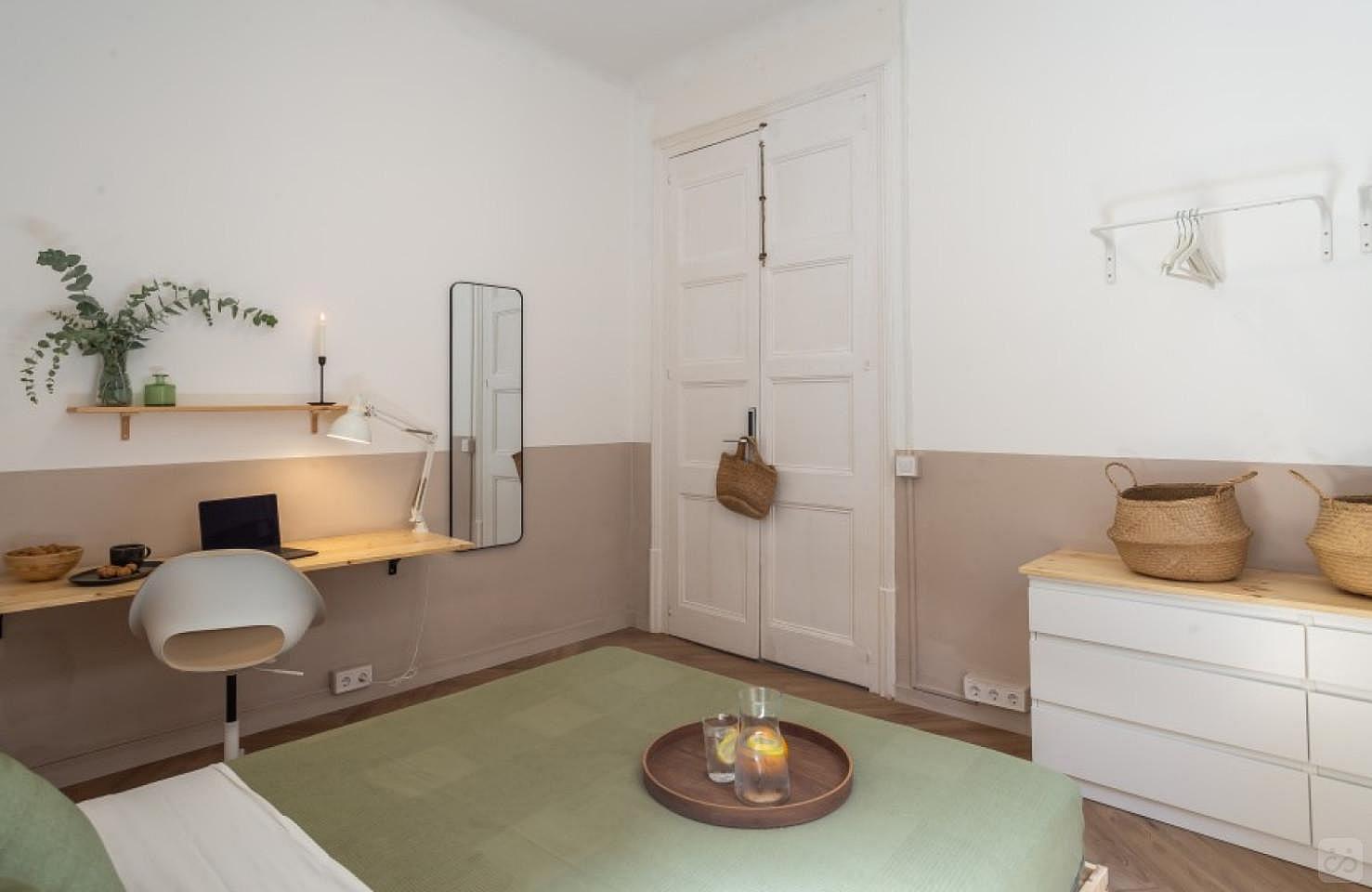 Exterior-Facing Double Room With A Large Window (Soho 5) - 9