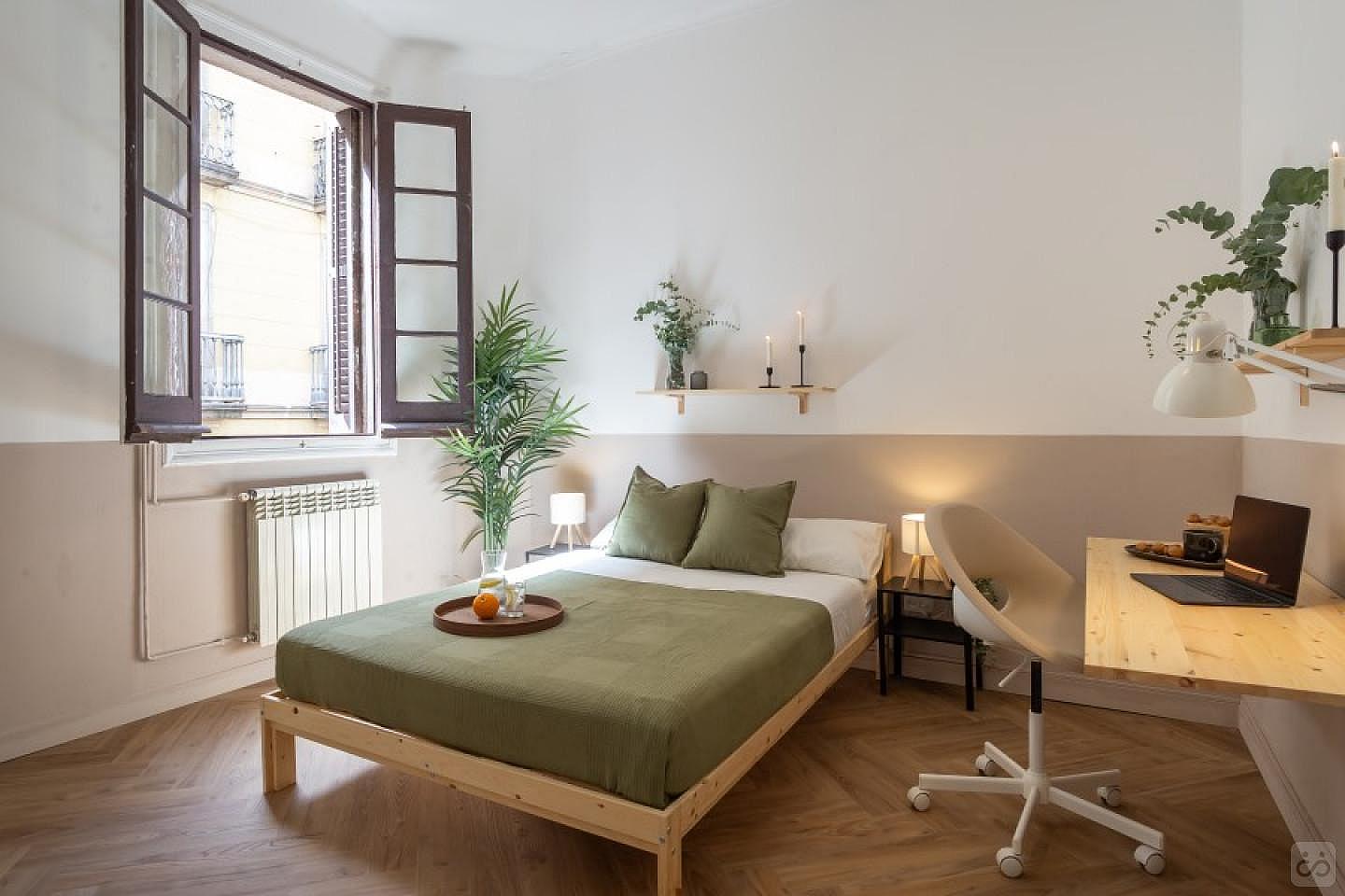 Exterior-Facing Double Room With A Large Window (Soho 5) - 2