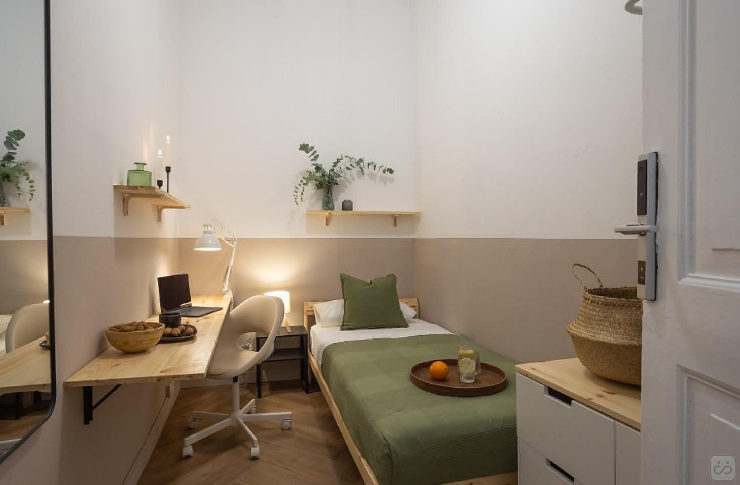 Interior-Facing Single Room With A Desk (Soho 6) - 2
