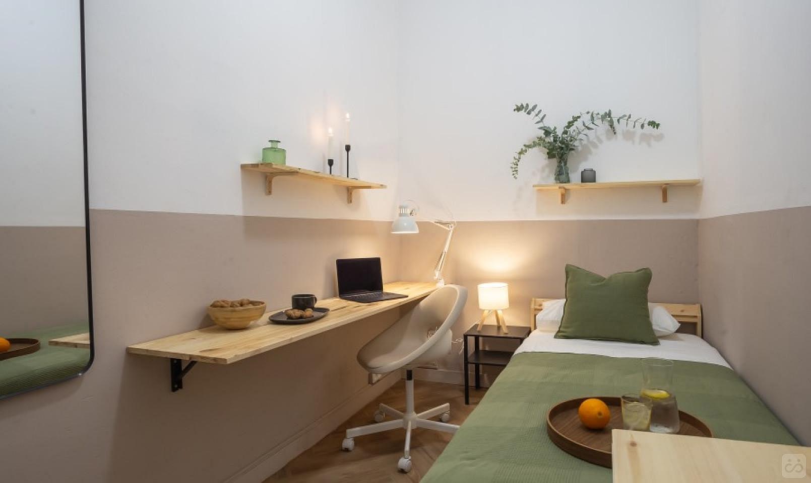 Interior-Facing Single Room With A Desk (Soho 6) - 4
