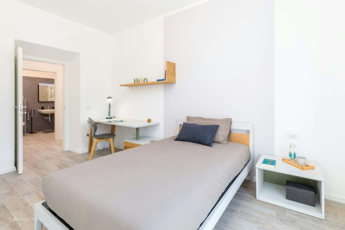 Room in Via Damiano Chiesa, Trento for 100 m² with 6 bedrooms - Gallery - 5