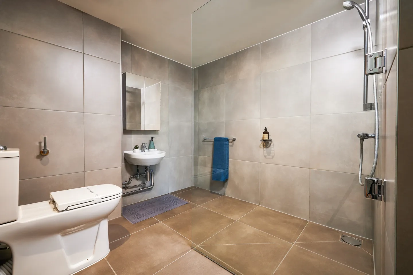  Accessible Room - 51 Weeks - 2 Instalments  -  Strawberry Place  - Gallery -  8