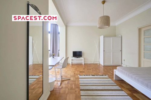 Room 3 - Av.Dom Rodrigo Cunha 18 1E
