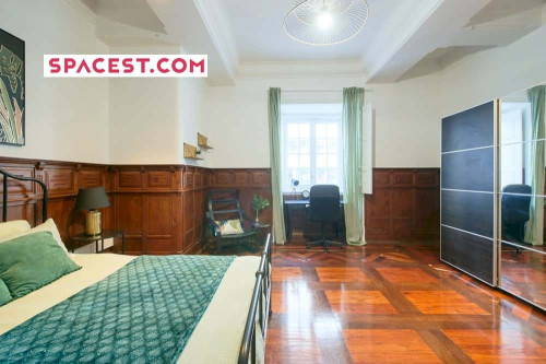 Room 1 - Av. Joao Crisostomo 25 R/C