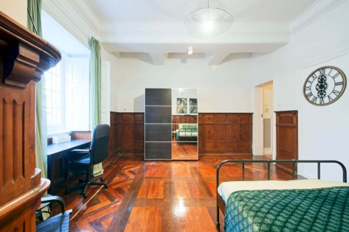 Room 1 - Av. Joao Crisostomo 25 R/C