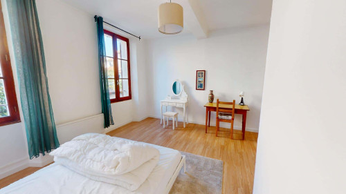 Room in Rue Michel de Bourges, Toulon for 69 m² with 3 bedrooms
