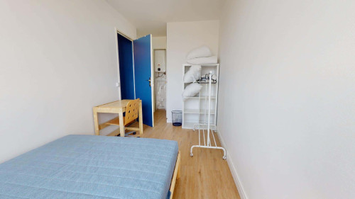 Room in Rue Edouard Branly, Bron for 86 m² with 5 bedrooms
