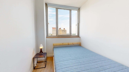 Room in Rue Edouard Branly, Bron for 86 m² with 5 bedrooms