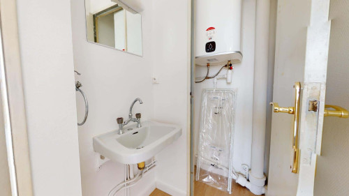Room in Rue Edouard Branly, Bron for 86 m² with 5 bedrooms