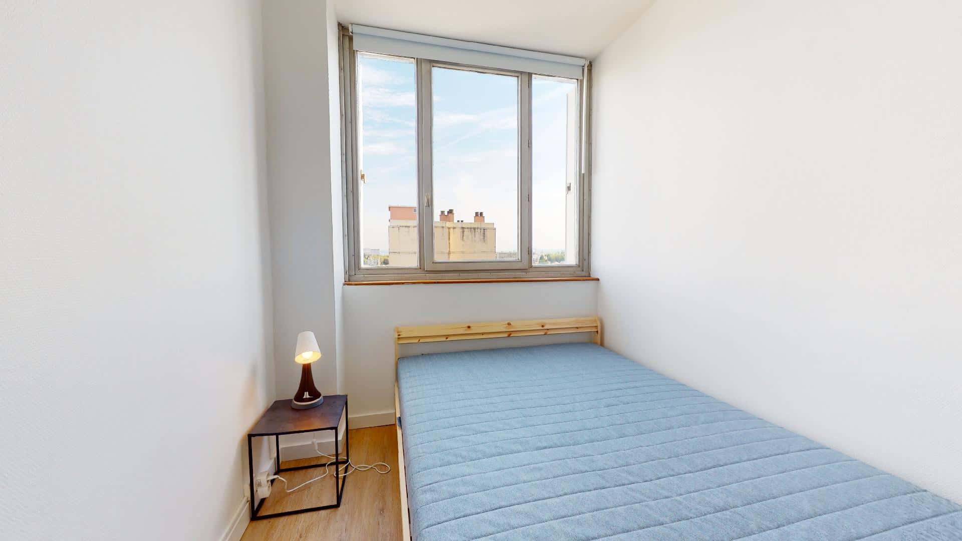 Room In Rue Edouard Branly, Bron For 86 M² With 5 Bedrooms - 1