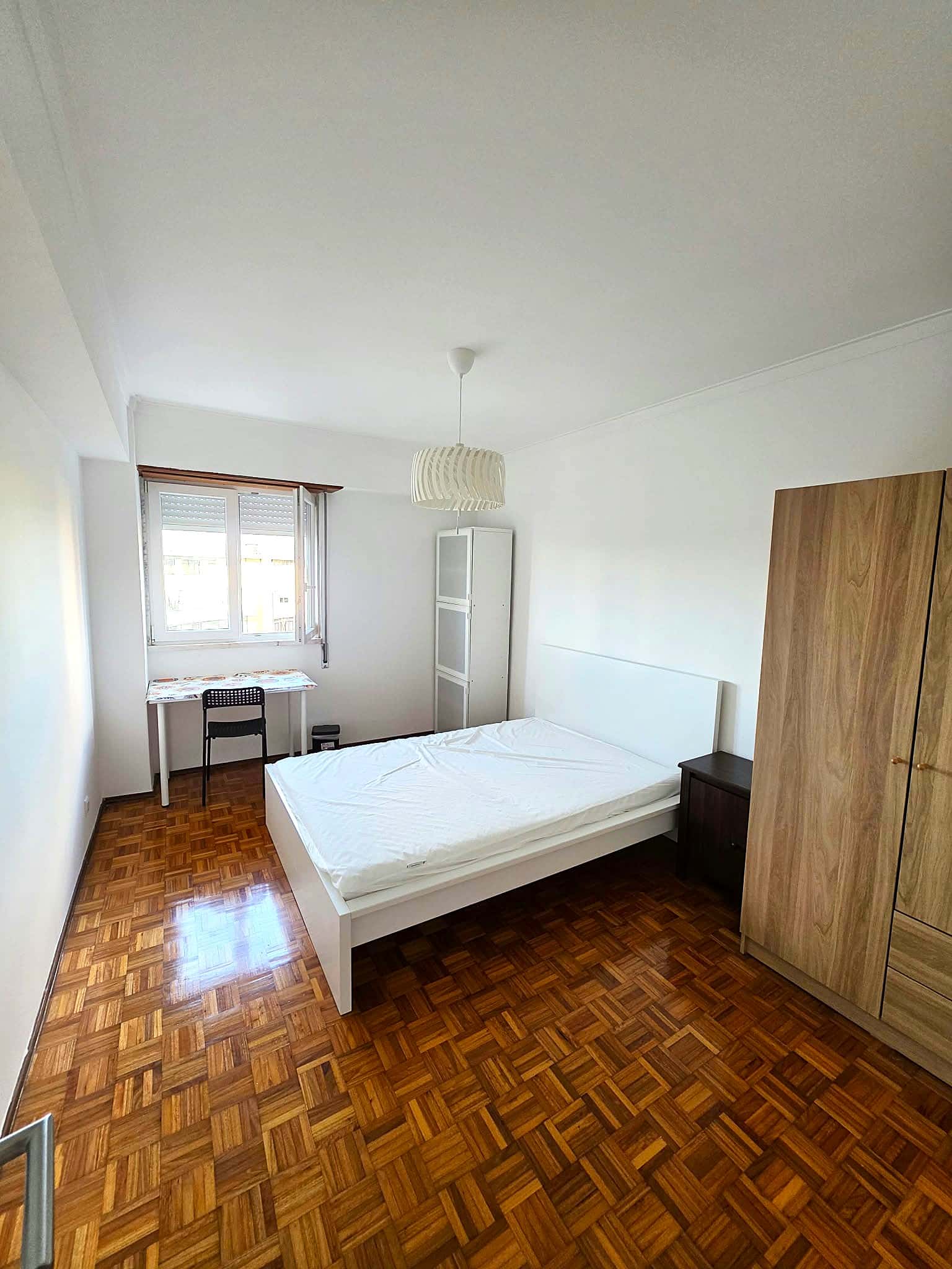 Room In Rua Actriz Palmira Bastos, Lisboa For 88 M² With 4 Bedrooms - 1