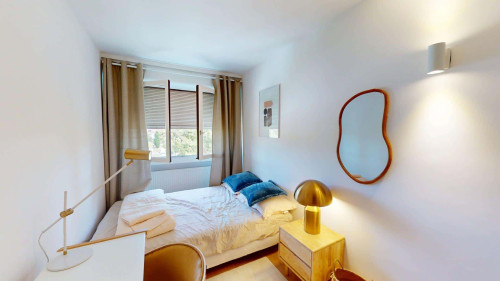 Room in Rue de Meyrin, Ferney-Voltaire for 91 m² with 4 bedrooms